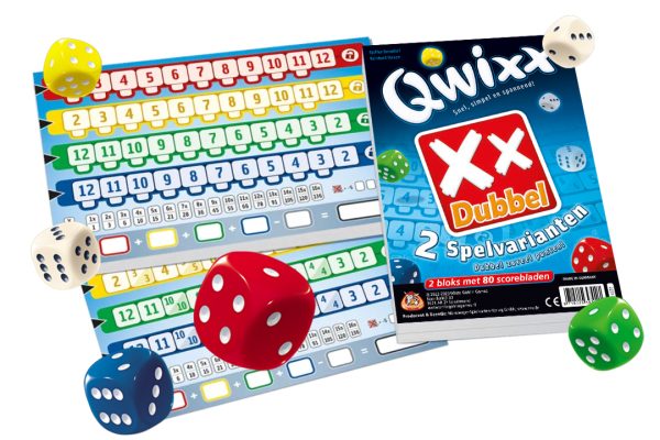 Qwixx Dubbel scoreblokken. Twee scoreformulieren, de voorkant van het product en daarom heen 6 dobbelstenen.