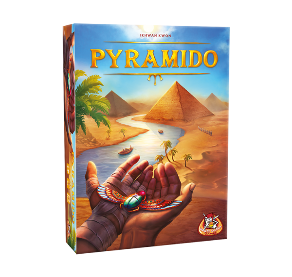 Pyramido - familiespel over het bouwen van piramides. Op de cover een Egyptisch tafereel met een oase en piramides bij een rivier.